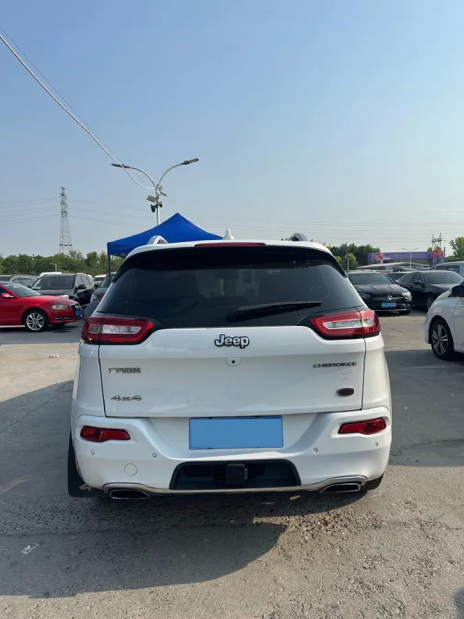 2017 Jeep Cherokee 2.4L 175HP L4 9AT,autocango,china used car exporter,china ev exporter,chinese used car exporter,chinese used ev exporter