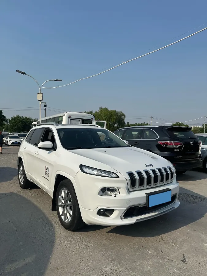 2017 Jeep Cherokee 2.4L 175HP L4 9AT,autocango,china used car exporter,china ev exporter,chinese used car exporter,chinese used ev exporter