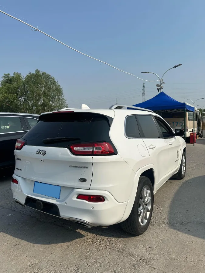 2017 Jeep Cherokee 2.4L 175HP L4 9AT,autocango,china used car exporter,china ev exporter,chinese used car exporter,chinese used ev exporter