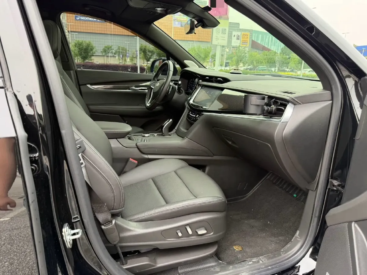 2025 Cadillac XT6 2.0T 237HP L4 9AT,autocango,china used car exporter,china ev exporter,chinese used car exporter,chinese used ev exporter