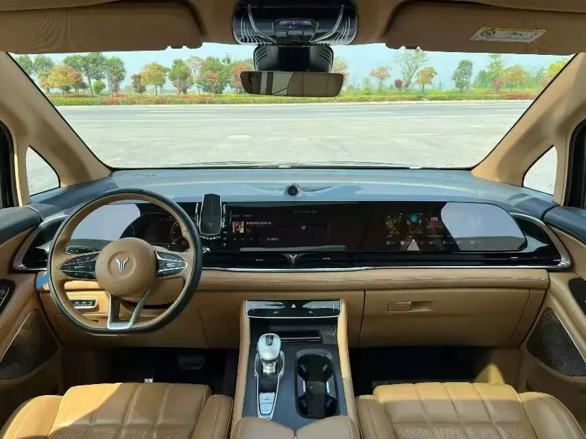 2024 Voyah Dream 1.5T 150HP L4 PHEV 43KWH,autocango,china used car exporter,china ev exporter,chinese used car exporter,chinese used ev exporter