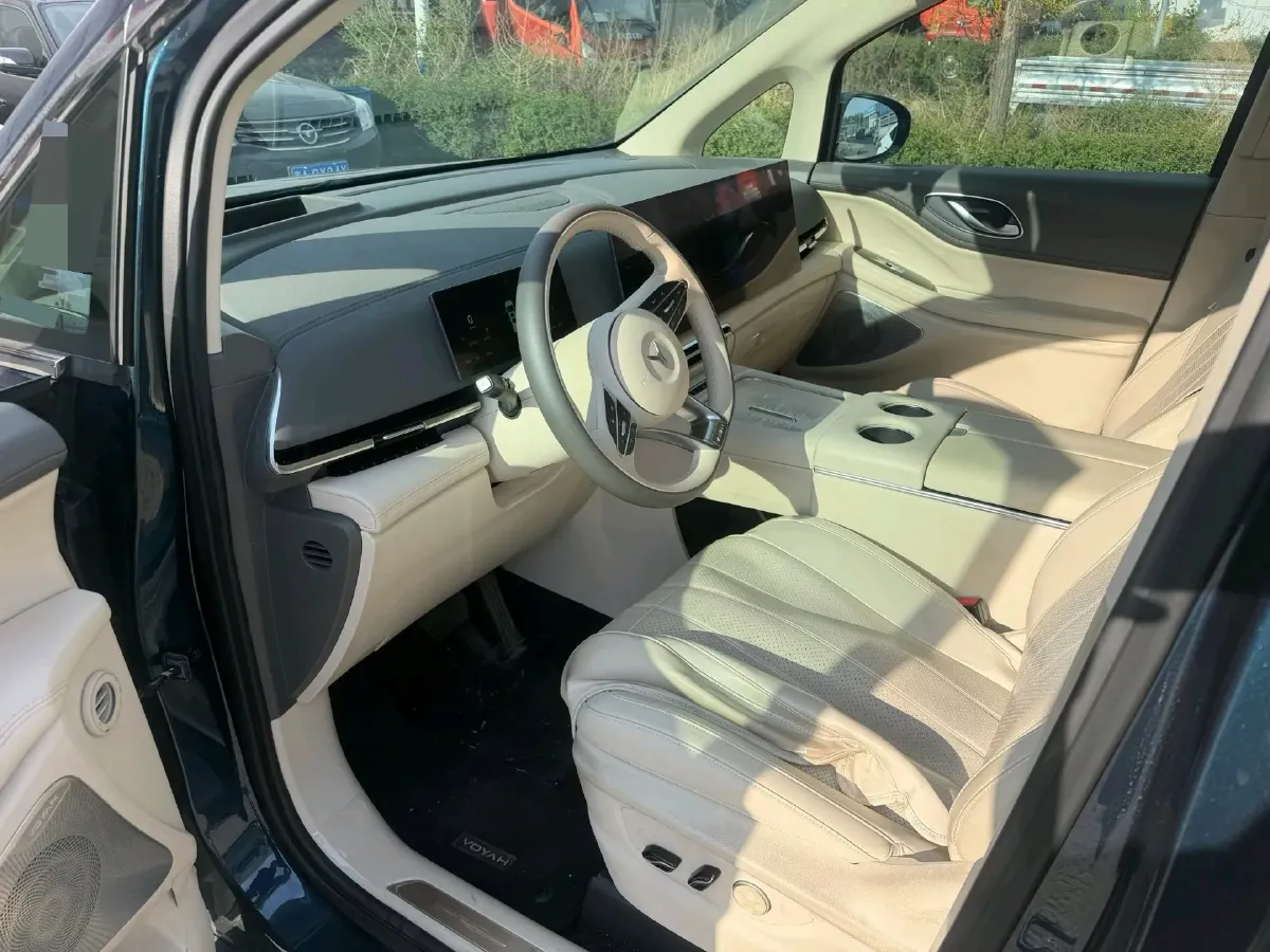 2025 Voyah Dream 1.5T 150HP L4 PHEV 41.7KWH,autocango,china used car exporter,china ev exporter,chinese used car exporter,chinese used ev exporter