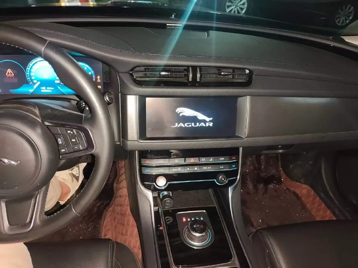 2020 Jaguar XFL 2.0T 200HP L4 8AT,autocango,china used car exporter,china ev exporter,chinese used car exporter,chinese used ev exporter