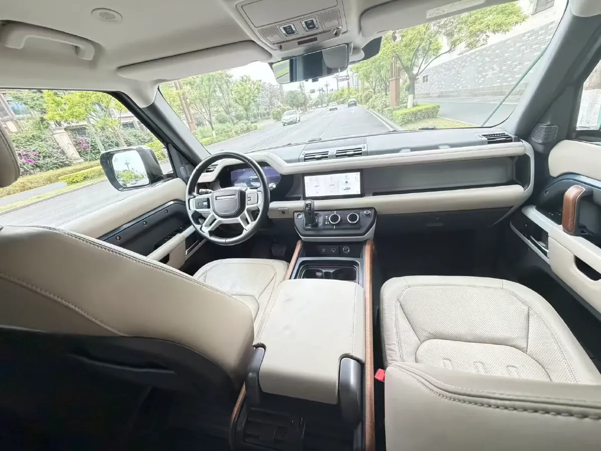 2020 Land Rover Defender 3.0T 400HP L6 8AT,autocango,china used car exporter,china ev exporter,chinese used car exporter,chinese used ev exporter