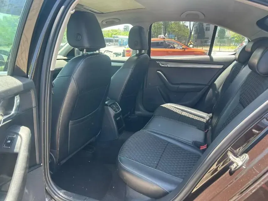 2019 Skoda Octavia 1.5L 116HP L4 6AT,autocango,china used car exporter,china ev exporter,chinese used car exporter,chinese used ev exporter
