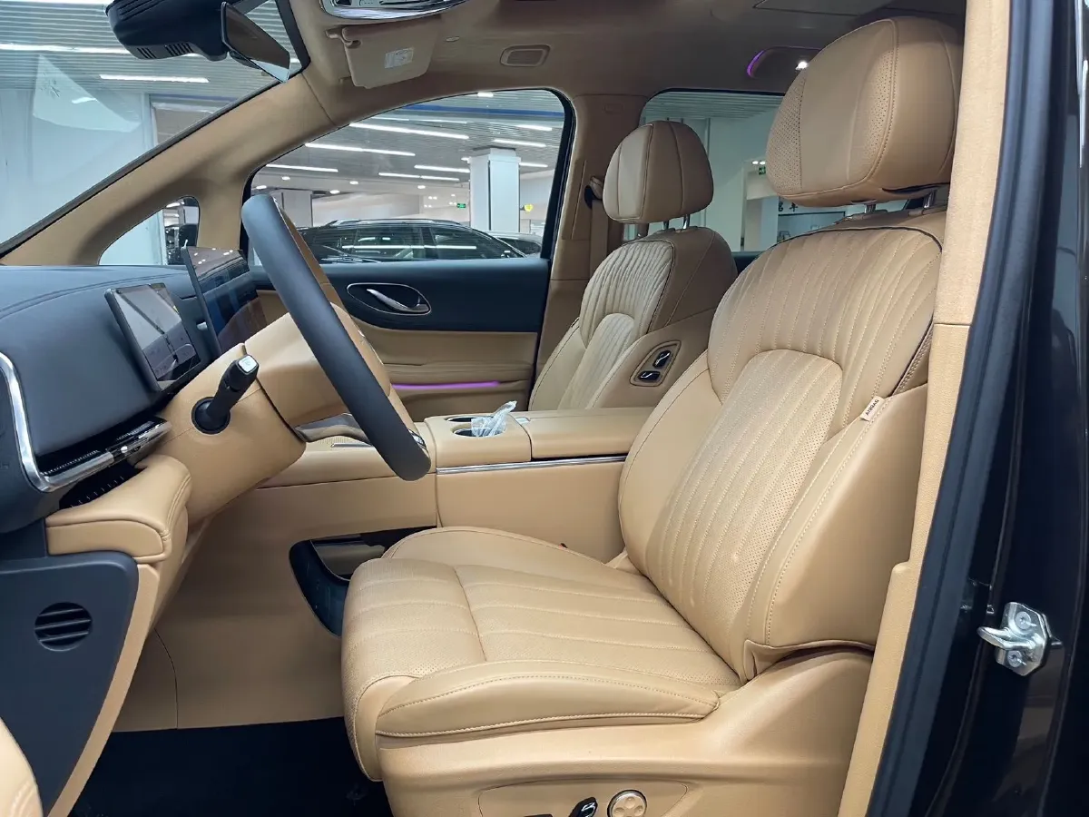 2025 Voyah Dream 1.5T 150HP L4 PHEV 41.7KWH,autocango,china used car exporter,china ev exporter,chinese used car exporter,chinese used ev exporter