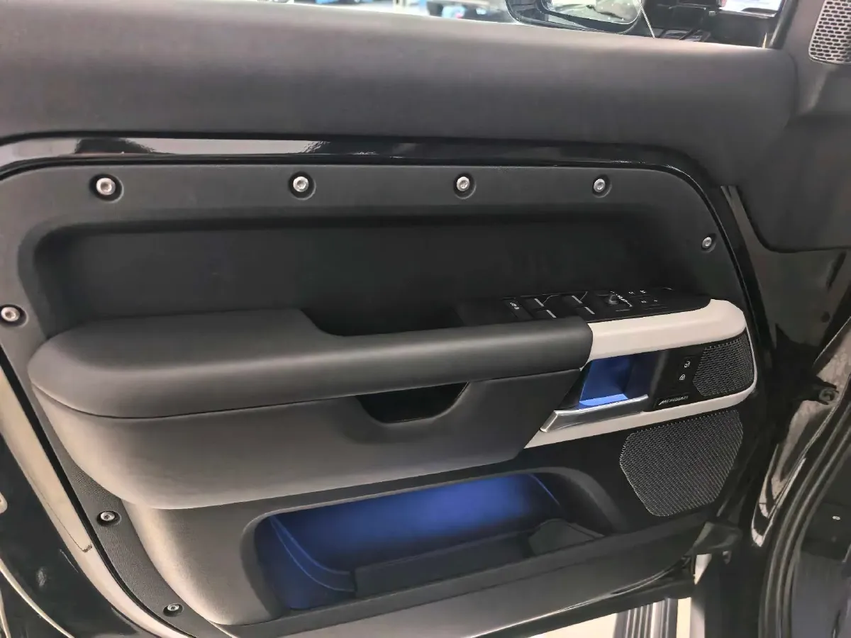2024 Land Rover Defender 3.0T 400HP L6 8AT,autocango,china used car exporter,china ev exporter,chinese used car exporter,chinese used ev exporter