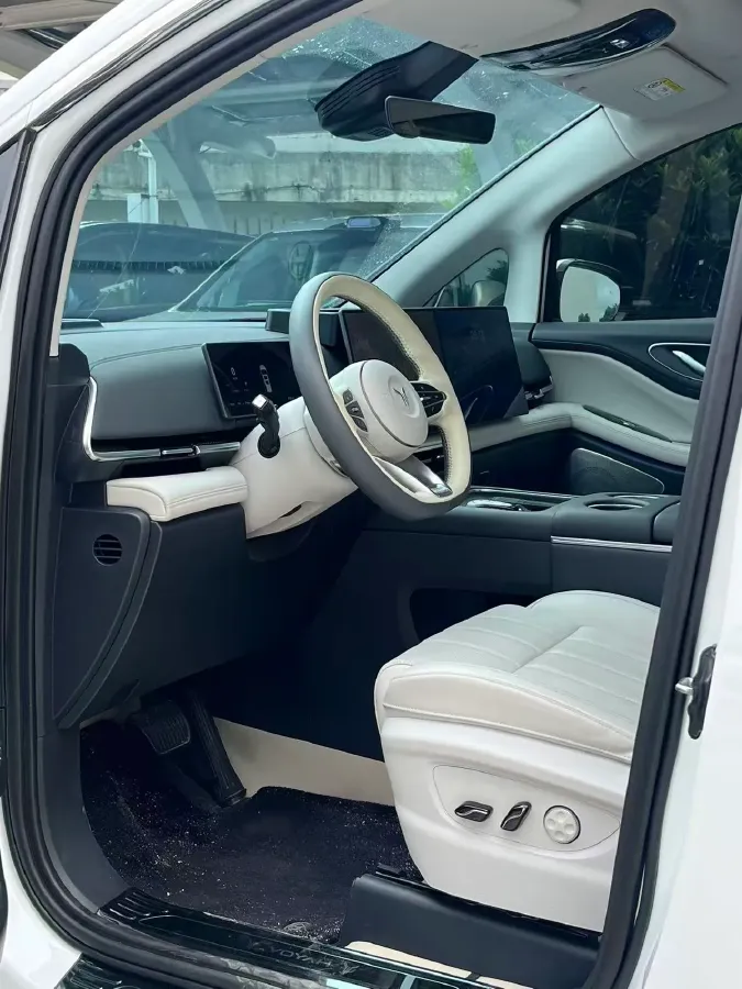 2025 Voyah Dream 1.5T 150HP L4 PHEV 41.7KWH,autocango,china used car exporter,china ev exporter,chinese used car exporter,chinese used ev exporter