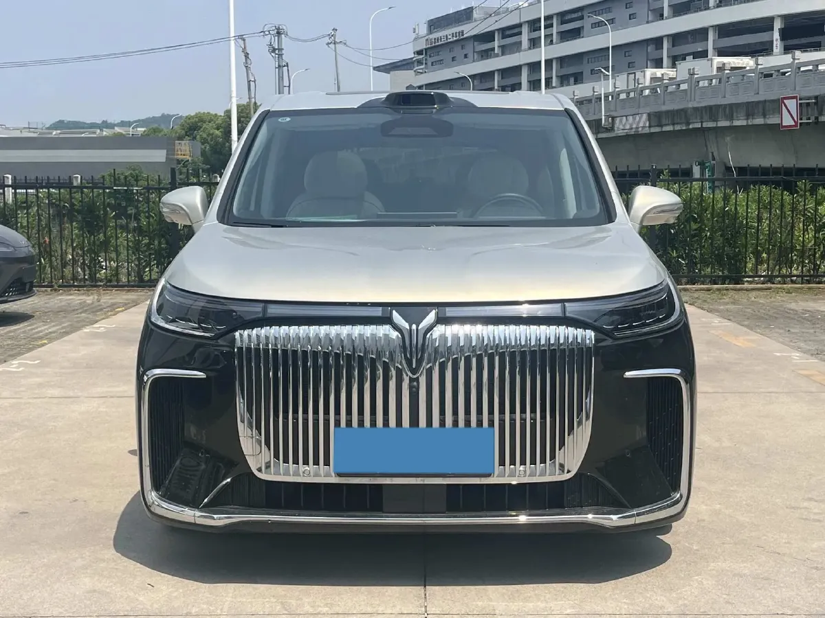2025 Voyah Dream 1.5T 150HP L4 PHEV 41.7KWH,autocango,china used car exporter,china ev exporter,chinese used car exporter,chinese used ev exporter
