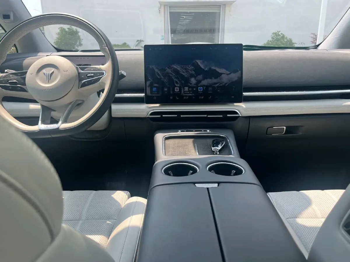 2025 Voyah Dream 1.5T 150HP L4 PHEV 41.7KWH,autocango,china used car exporter,china ev exporter,chinese used car exporter,chinese used ev exporter