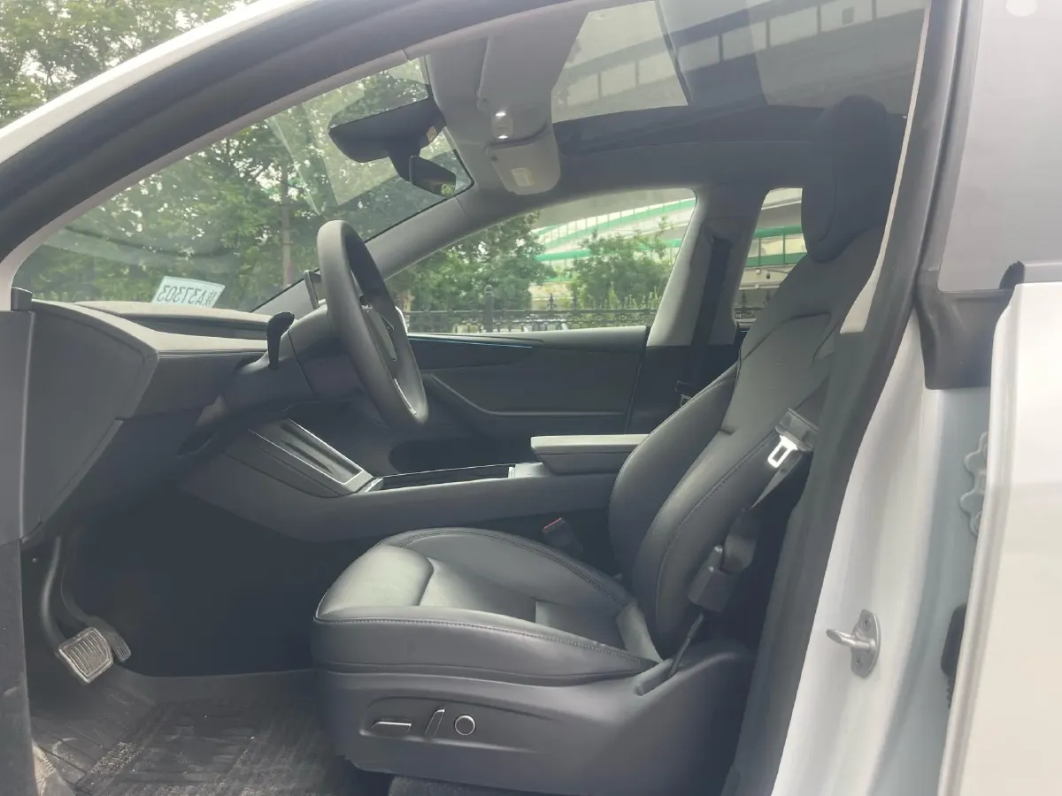2025 Tesla Model Y BEV 62.5KWH,autocango,china used car exporter,china ev exporter,chinese used car exporter,chinese used ev exporter