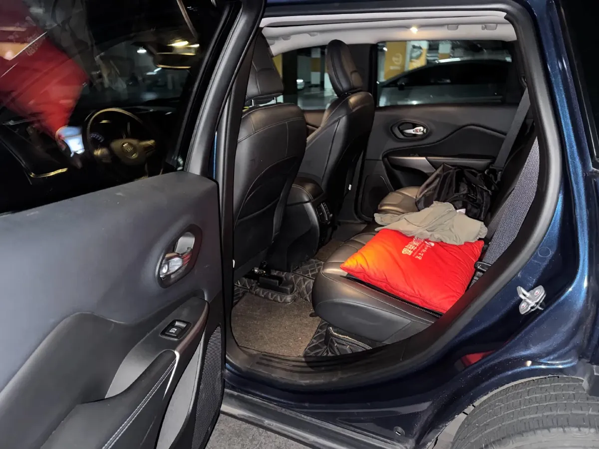 2019 Jeep Cherokee 2.0L 148HP L4 9AT,autocango,china used car exporter,china ev exporter,chinese used car exporter,chinese used ev exporter