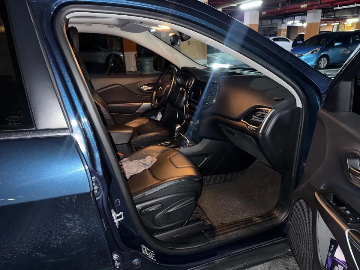 2019 Jeep Cherokee 2.0L 148HP L4 9AT,autocango,china used car exporter,china ev exporter,chinese used car exporter,chinese used ev exporter