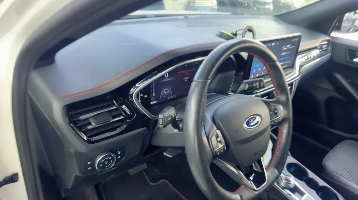 2021 Ford Focus 1.5T 174HP L3 8AT,autocango,china used car exporter,china ev exporter,chinese used car exporter,chinese used ev exporter