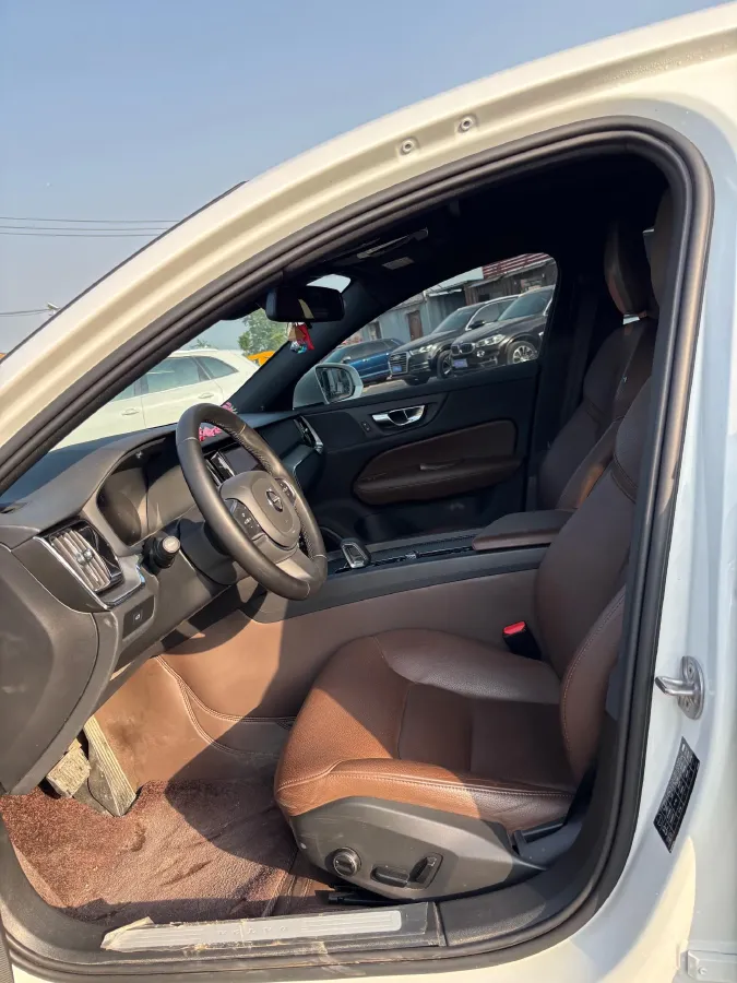 2023 Volvo S60 2.0T 197HP L4 7DCT,autocango,china used car exporter,china ev exporter,chinese used car exporter,chinese used ev exporter
