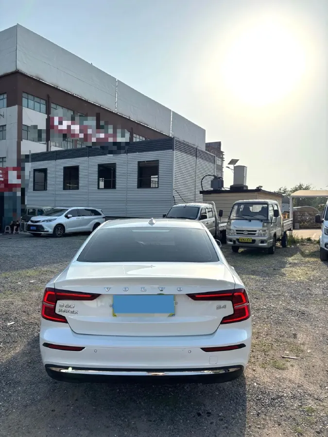 2023 Volvo S60 2.0T 197HP L4 7DCT,autocango,china used car exporter,china ev exporter,chinese used car exporter,chinese used ev exporter