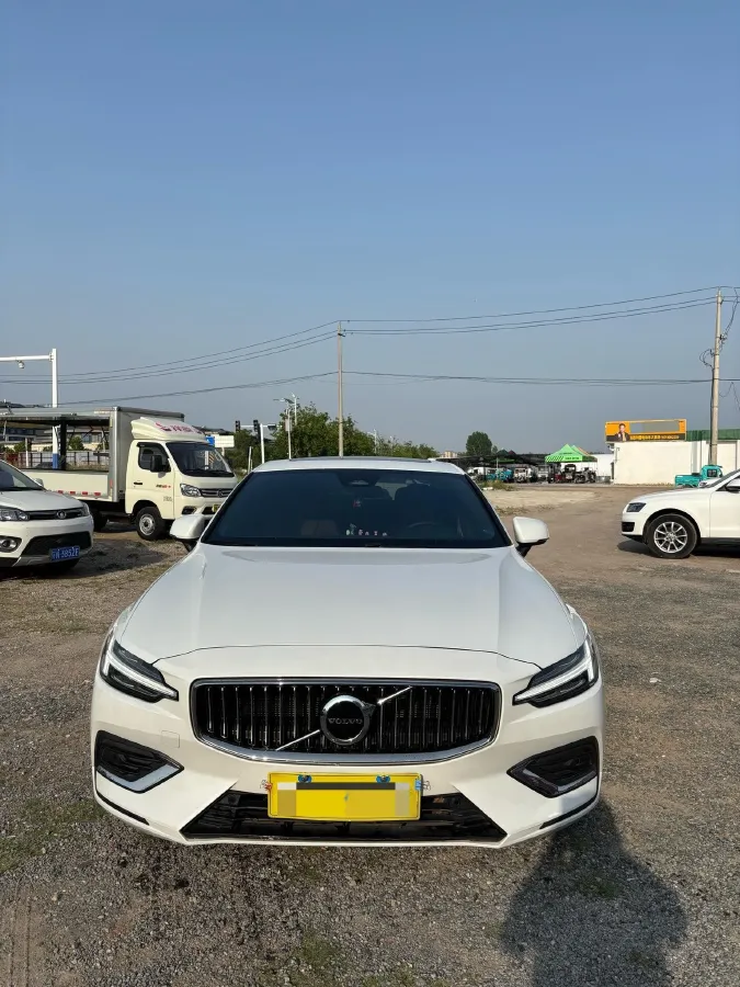 2023 Volvo S60 2.0T 197HP L4 7DCT,autocango,china used car exporter,china ev exporter,chinese used car exporter,chinese used ev exporter