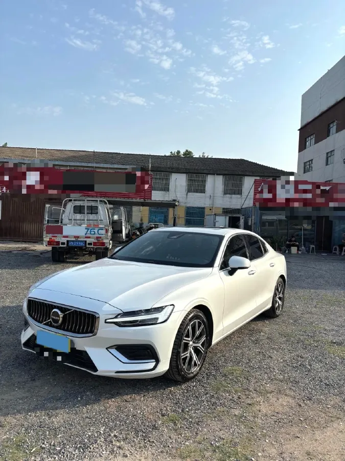 2023 Volvo S60 2.0T 197HP L4 7DCT,autocango,china used car exporter,china ev exporter,chinese used car exporter,chinese used ev exporter