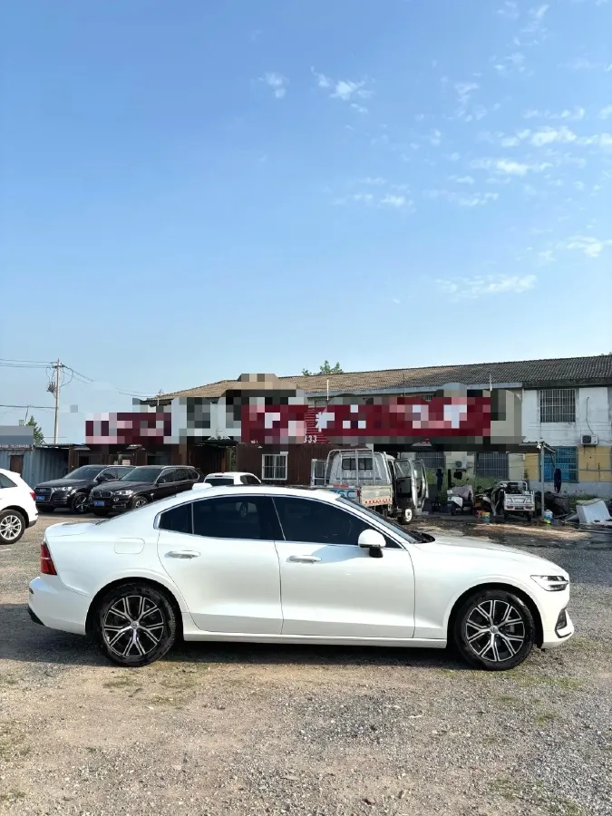2023 Volvo S60 2.0T 197HP L4 7DCT,autocango,china used car exporter,china ev exporter,chinese used car exporter,chinese used ev exporter