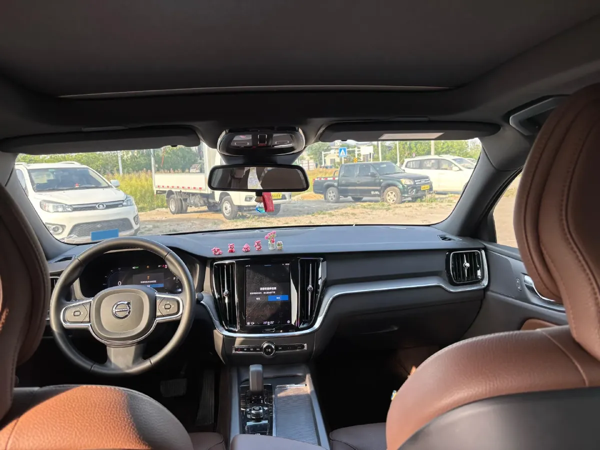 2023 Volvo S60 2.0T 197HP L4 7DCT,autocango,china used car exporter,china ev exporter,chinese used car exporter,chinese used ev exporter