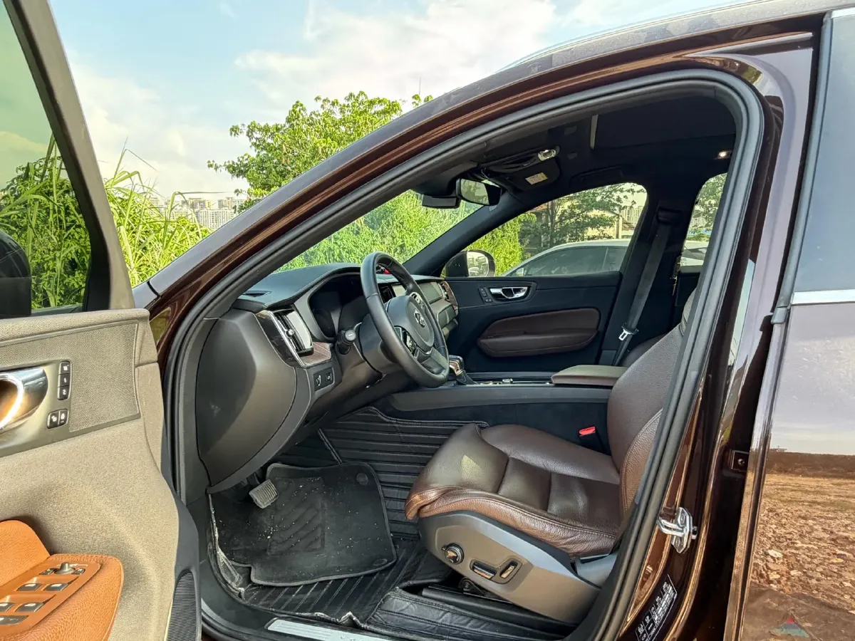 2021 Volvo XC60 2.0T 250HP L4 8AT,autocango,china used car exporter,china ev exporter,chinese used car exporter,chinese used ev exporter