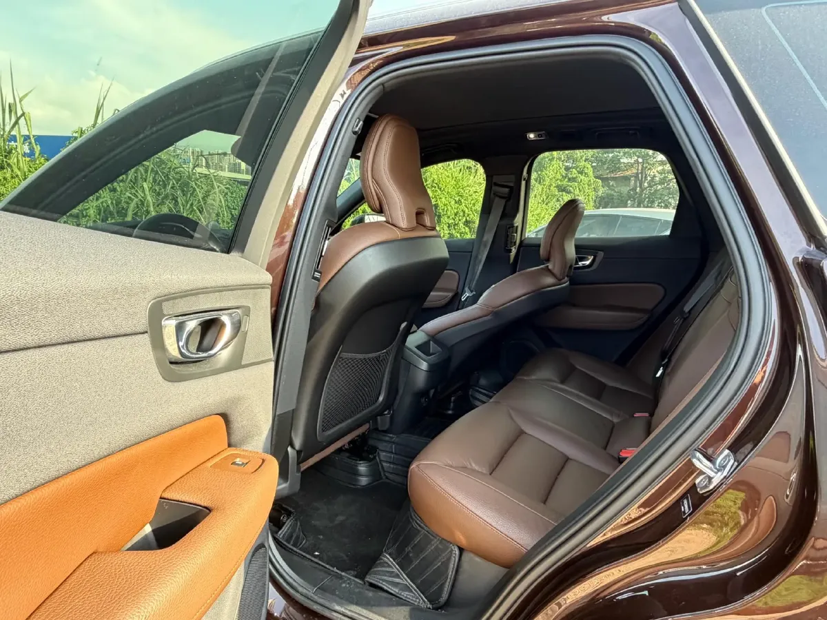 2021 Volvo XC60 2.0T 250HP L4 8AT,autocango,china used car exporter,china ev exporter,chinese used car exporter,chinese used ev exporter
