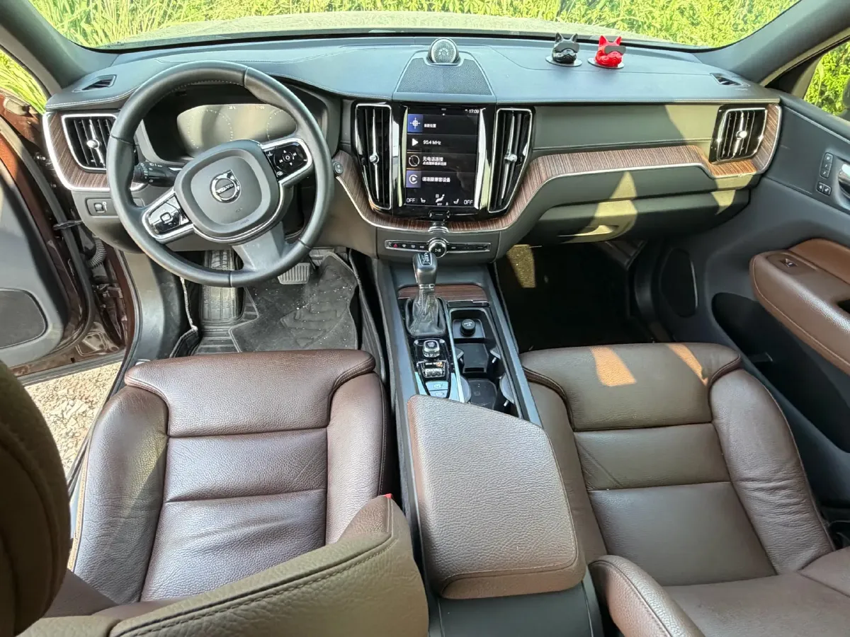 2021 Volvo XC60 2.0T 250HP L4 8AT,autocango,china used car exporter,china ev exporter,chinese used car exporter,chinese used ev exporter