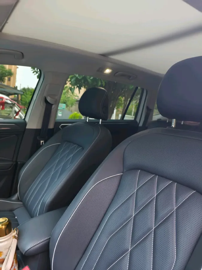 2024 Volkswagen Tiguan L 2.0T 186HP L4 7DCT,autocango,china used car exporter,china ev exporter,chinese used car exporter,chinese used ev exporter