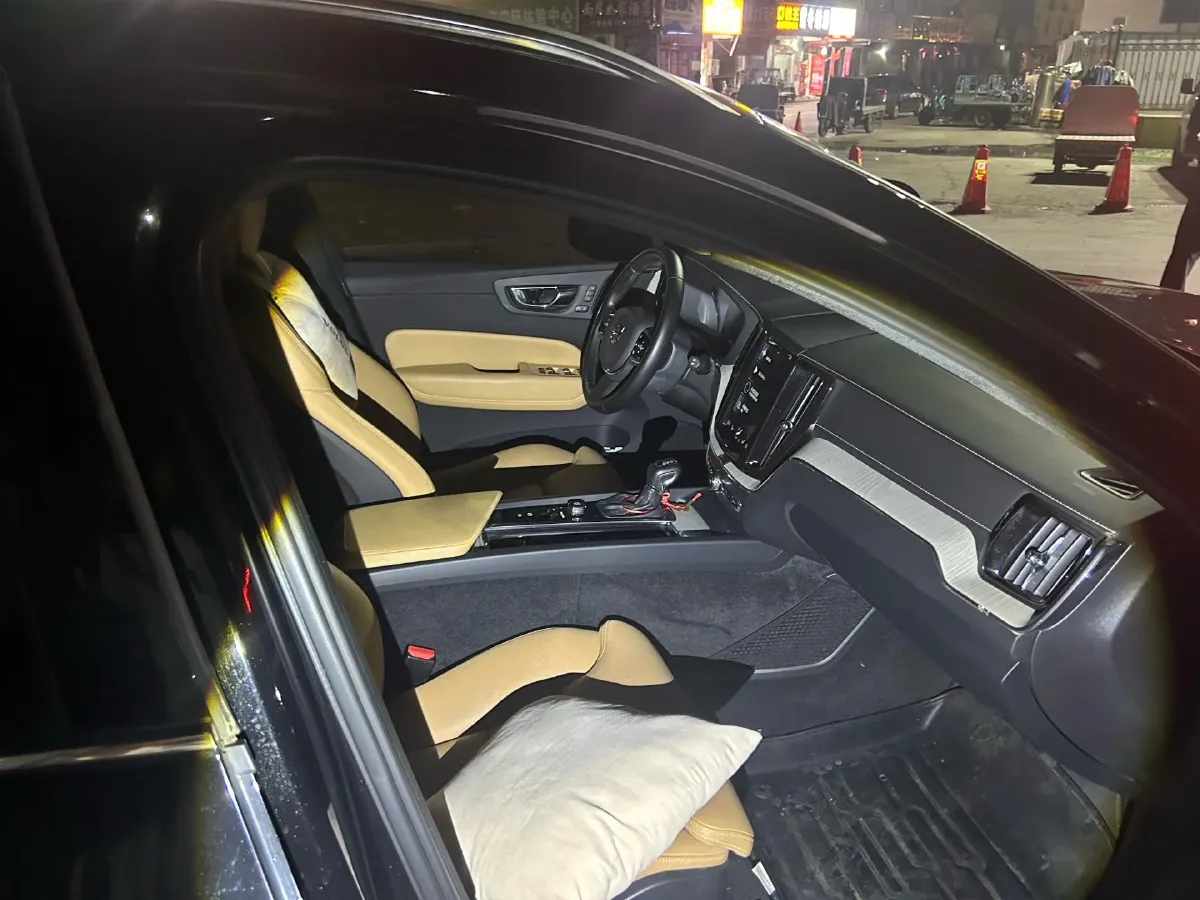 2020 Volvo XC60 2.0T 254HP L4 8AT,autocango,china used car exporter,china ev exporter,chinese used car exporter,chinese used ev exporter