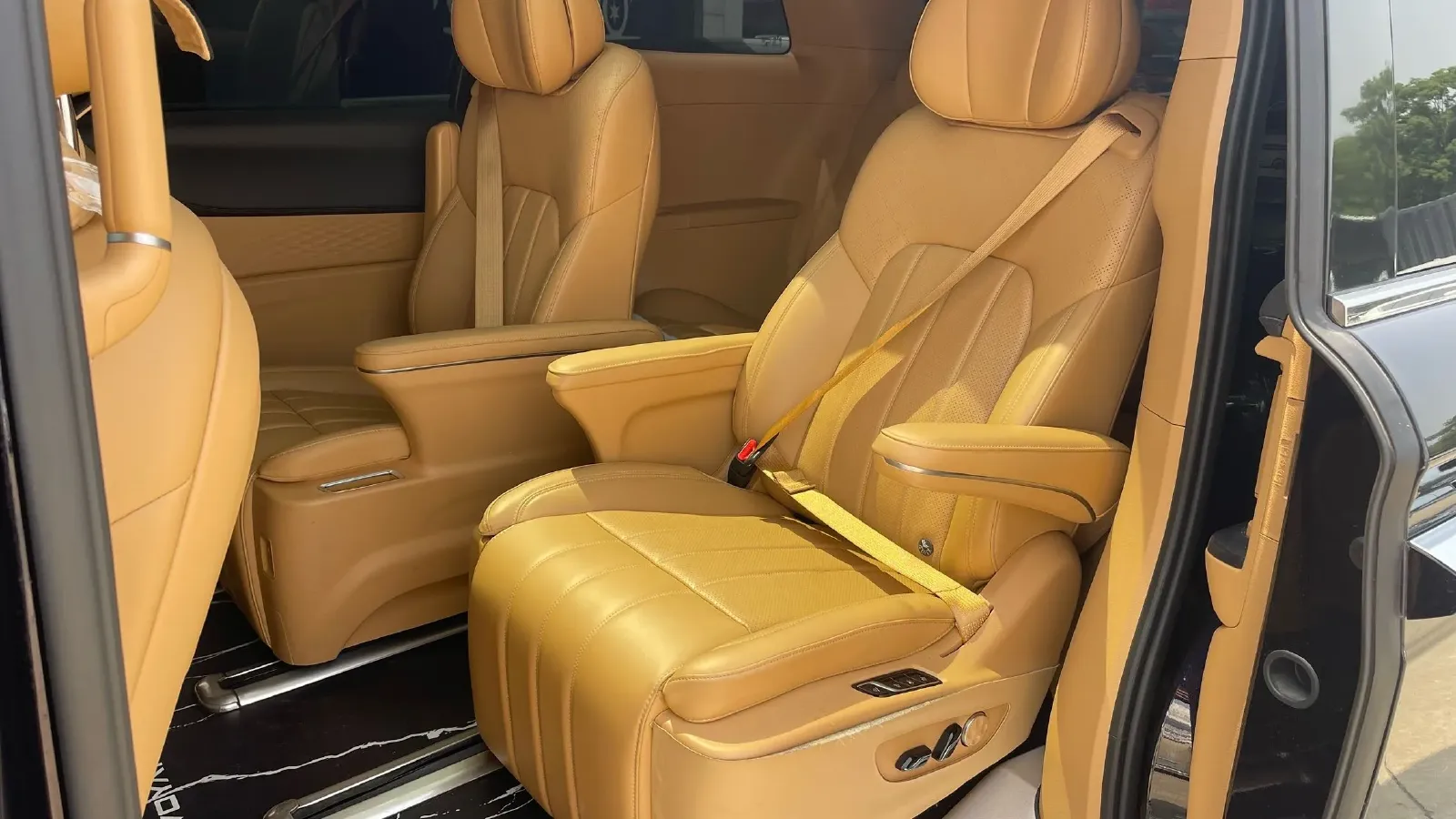 2024 Voyah Dream 1.5T 150HP L4 PHEV 43KWH,autocango,china used car exporter,china ev exporter,chinese used car exporter,chinese used ev exporter