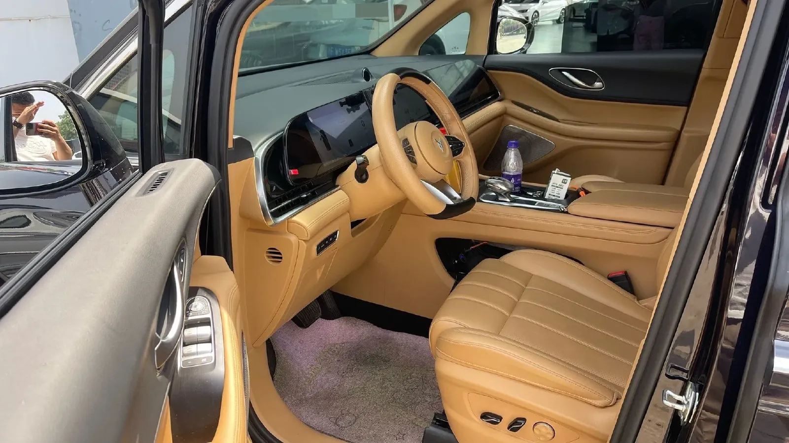 2024 Voyah Dream 1.5T 150HP L4 PHEV 43KWH,autocango,china used car exporter,china ev exporter,chinese used car exporter,chinese used ev exporter
