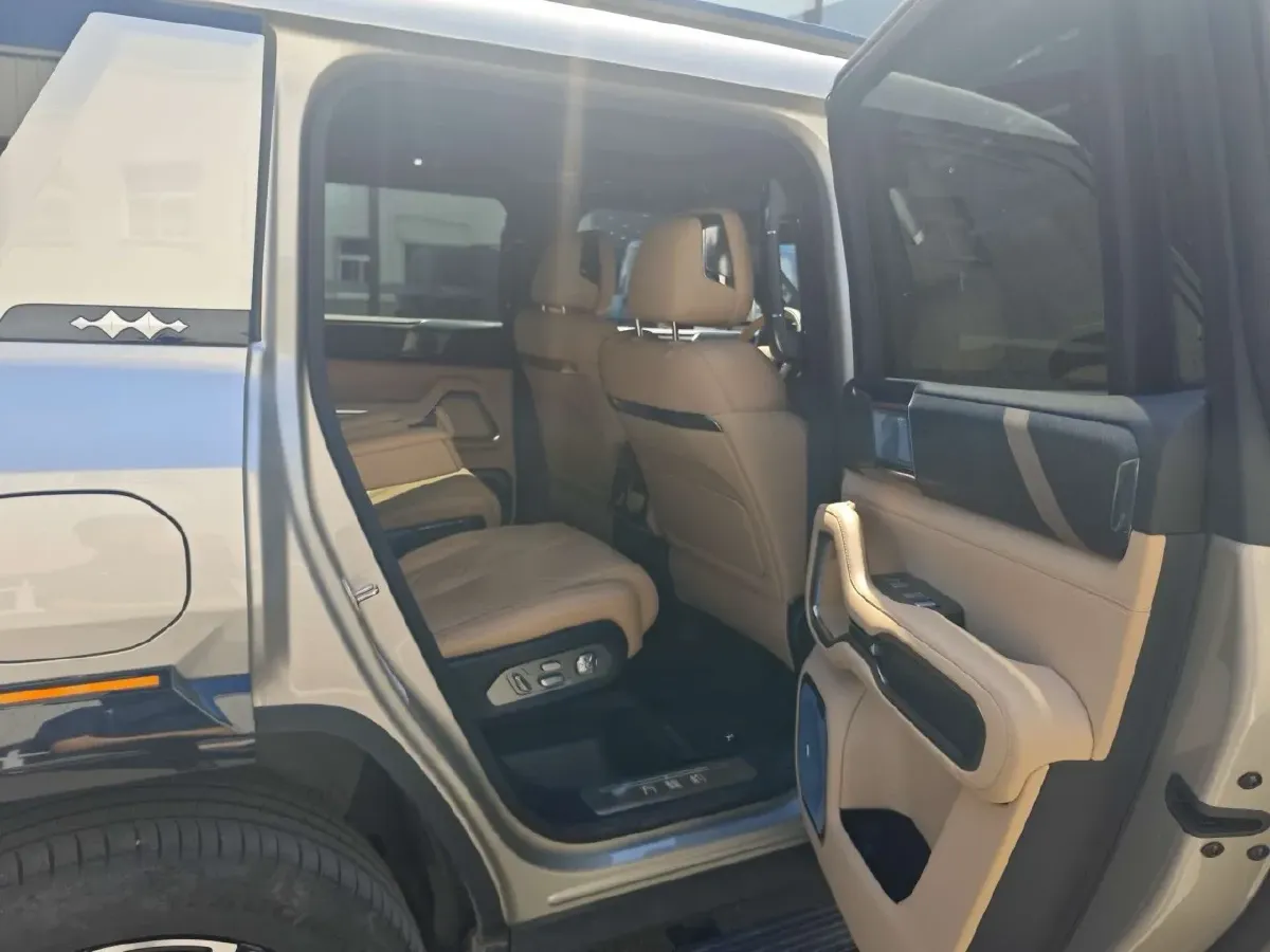 2025 FangChengBao Bao 8 2.0T 245HP L4 E-CVT PHEV 36.8KWH,autocango,china used car exporter,china ev exporter,chinese used car exporter,chinese used ev exporter