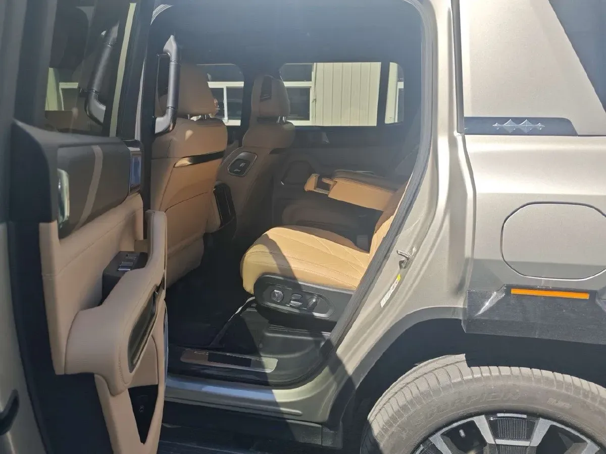2025 FangChengBao Bao 8 2.0T 245HP L4 E-CVT PHEV 36.8KWH,autocango,china used car exporter,china ev exporter,chinese used car exporter,chinese used ev exporter