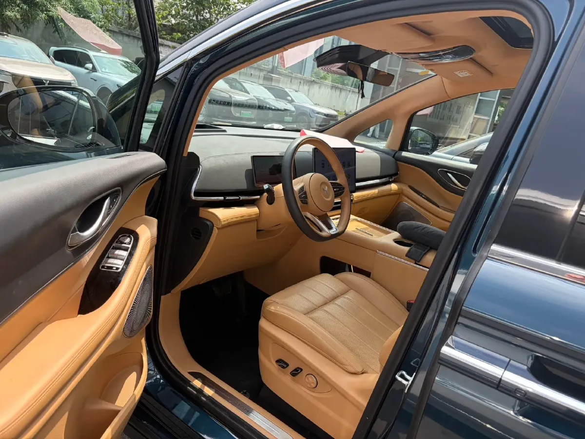 2025 Voyah Dream 1.5T 150HP L4 PHEV 41.7KWH,autocango,china used car exporter,china ev exporter,chinese used car exporter,chinese used ev exporter
