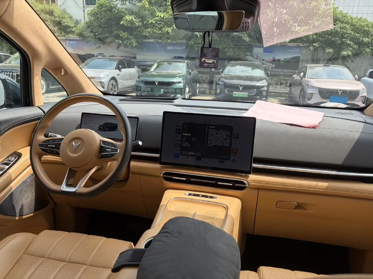2025 Voyah Dream 1.5T 150HP L4 PHEV 41.7KWH,autocango,china used car exporter,china ev exporter,chinese used car exporter,chinese used ev exporter