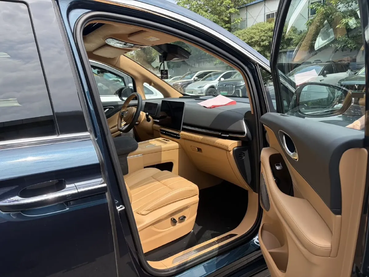 2025 Voyah Dream 1.5T 150HP L4 PHEV 41.7KWH,autocango,china used car exporter,china ev exporter,chinese used car exporter,chinese used ev exporter