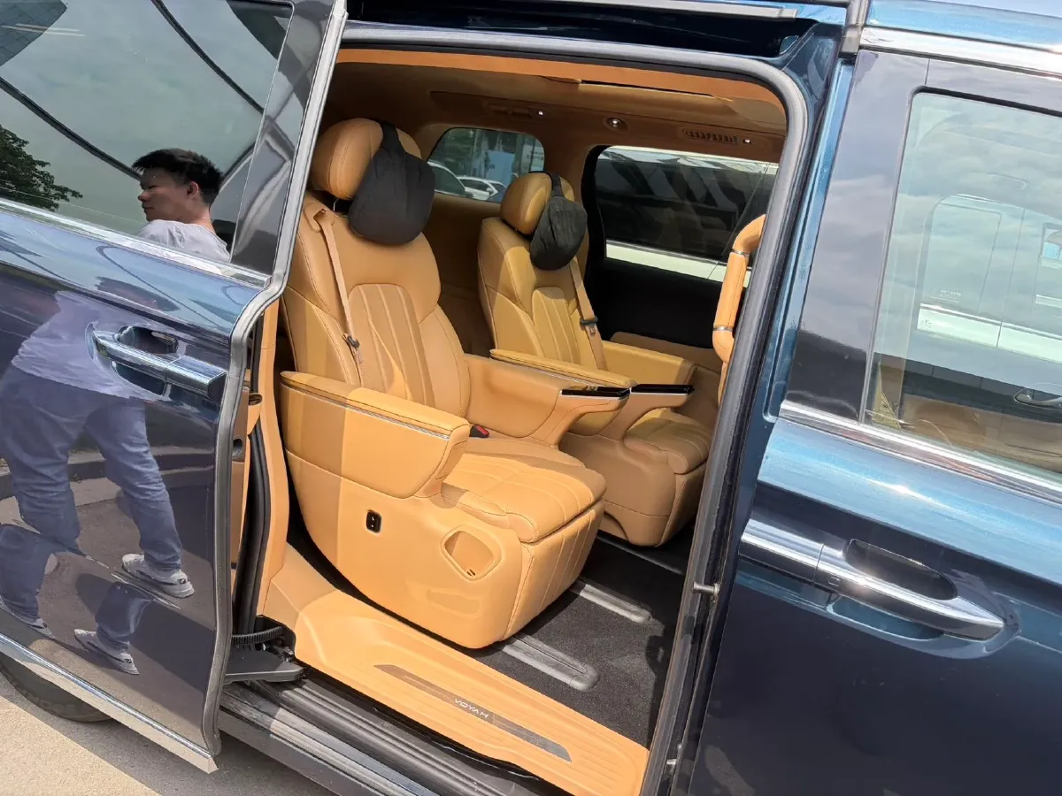 2025 Voyah Dream 1.5T 150HP L4 PHEV 41.7KWH,autocango,china used car exporter,china ev exporter,chinese used car exporter,chinese used ev exporter