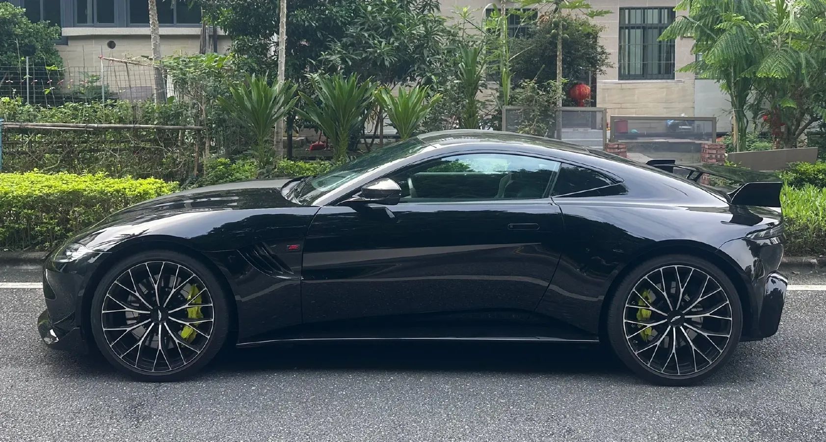 2023 Aston Martin V8 Vantage 4.0T 534HP V8 8AT,autocango,china used car exporter,china ev exporter,chinese used car exporter,chinese used ev exporter