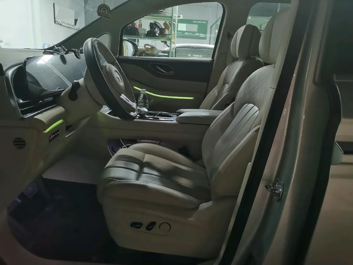 2024 Voyah Dream 1.5T 150HP L4 PHEV 43KWH,autocango,china used car exporter,china ev exporter,chinese used car exporter,chinese used ev exporter