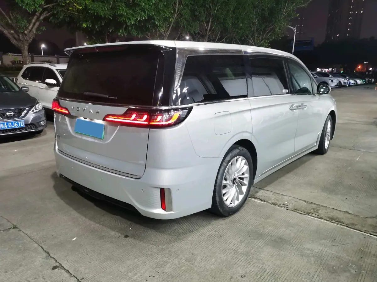 2024 Voyah Dream 1.5T 150HP L4 PHEV 43KWH,autocango,china used car exporter,china ev exporter,chinese used car exporter,chinese used ev exporter
