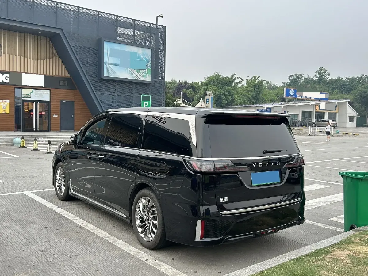 2024 Voyah Dream 1.5T 150HP L4 PHEV 43KWH,autocango,china used car exporter,china ev exporter,chinese used car exporter,chinese used ev exporter