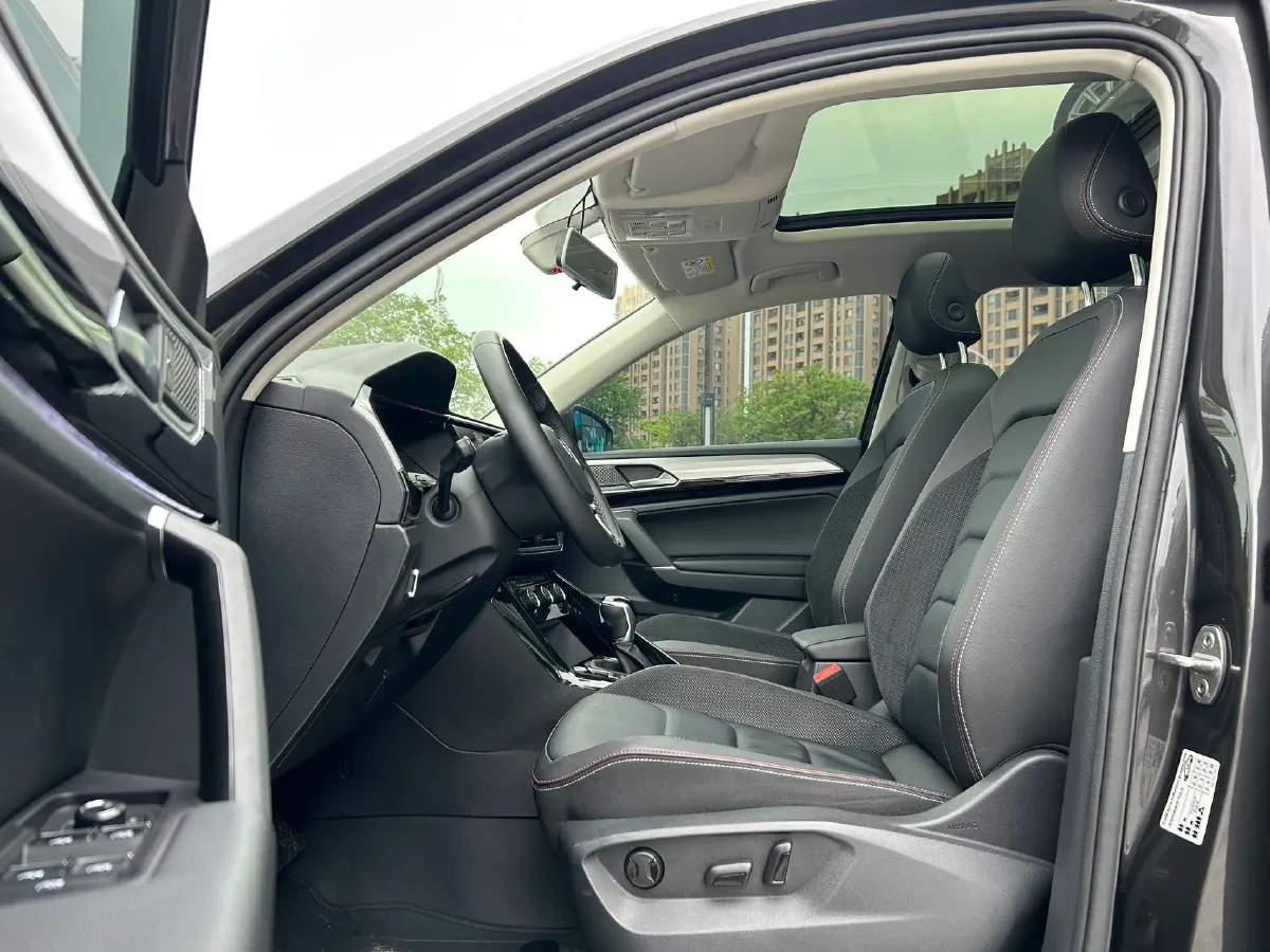 2019 Jeep Cherokee 2.0T 234HP L4 9AT,autocango,china used car exporter,china ev exporter,chinese used car exporter,chinese used ev exporter