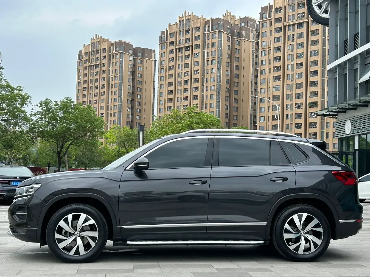 2019 Jeep Cherokee 2.0T 234HP L4 9AT,autocango,china used car exporter,china ev exporter,chinese used car exporter,chinese used ev exporter
