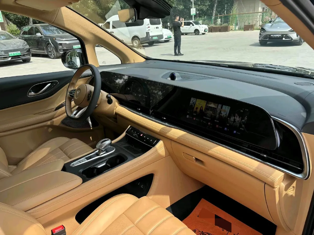 2024 Voyah Dream 1.5T 150HP L4 PHEV 43KWH,autocango,china used car exporter,china ev exporter,chinese used car exporter,chinese used ev exporter