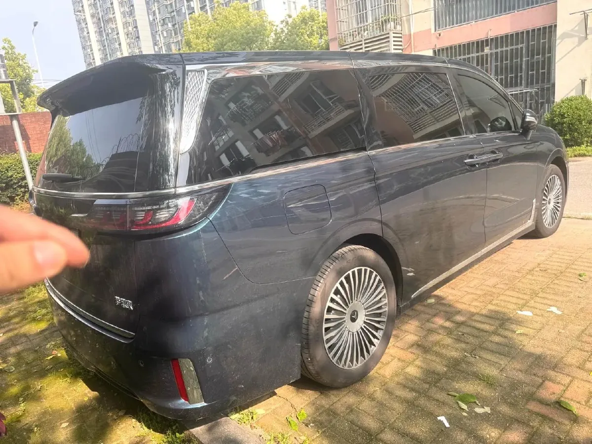 2025 Voyah Dream 1.5T 150HP L4 PHEV 41.7KWH,autocango,china used car exporter,china ev exporter,chinese used car exporter,chinese used ev exporter