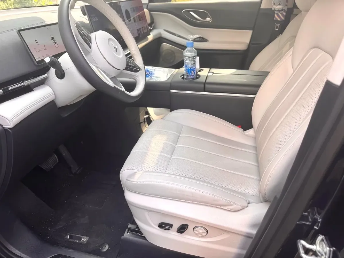 2025 Voyah Dream 1.5T 150HP L4 PHEV 41.7KWH,autocango,china used car exporter,china ev exporter,chinese used car exporter,chinese used ev exporter