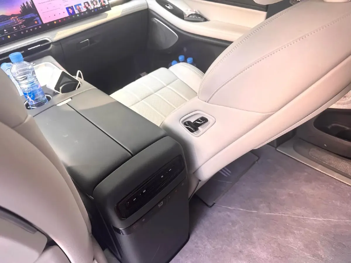 2025 Voyah Dream 1.5T 150HP L4 PHEV 41.7KWH,autocango,china used car exporter,china ev exporter,chinese used car exporter,chinese used ev exporter