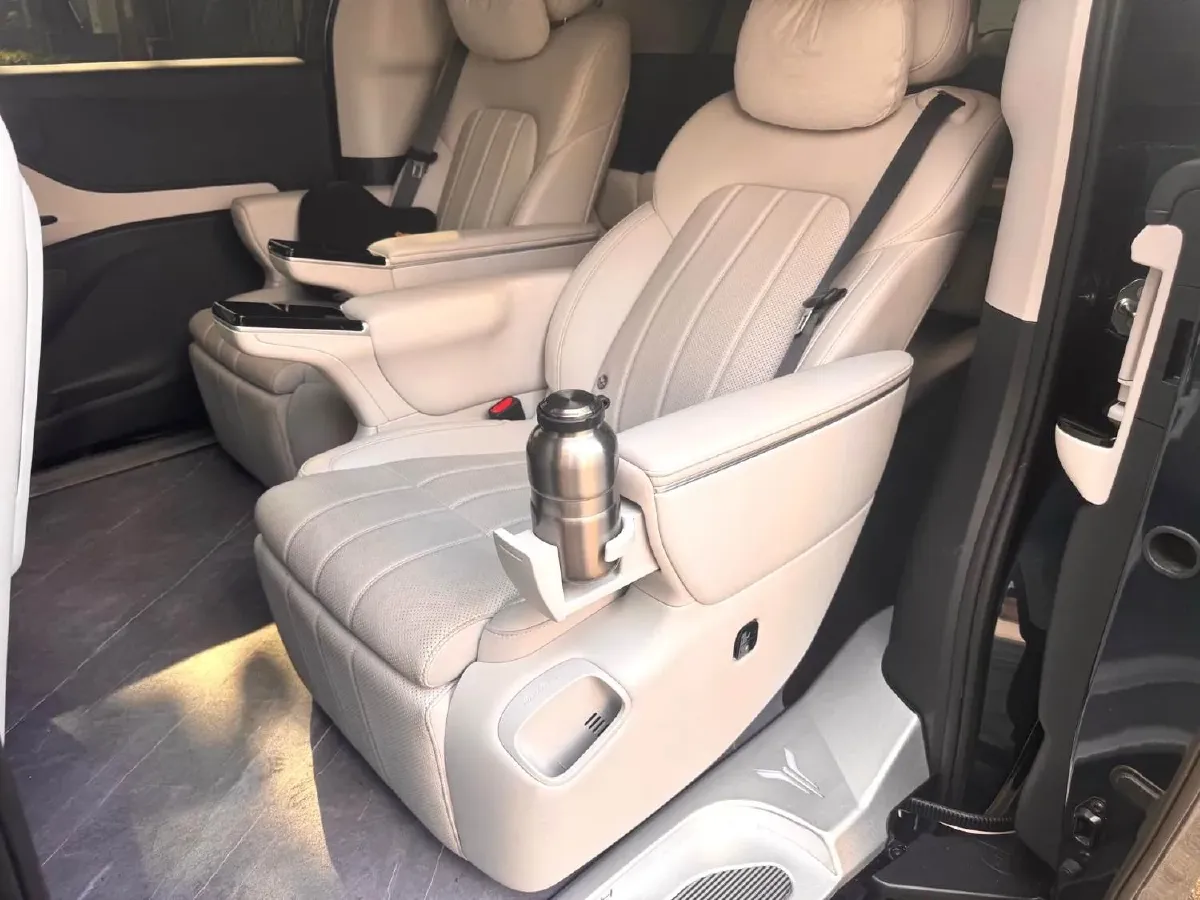 2025 Voyah Dream 1.5T 150HP L4 PHEV 41.7KWH,autocango,china used car exporter,china ev exporter,chinese used car exporter,chinese used ev exporter