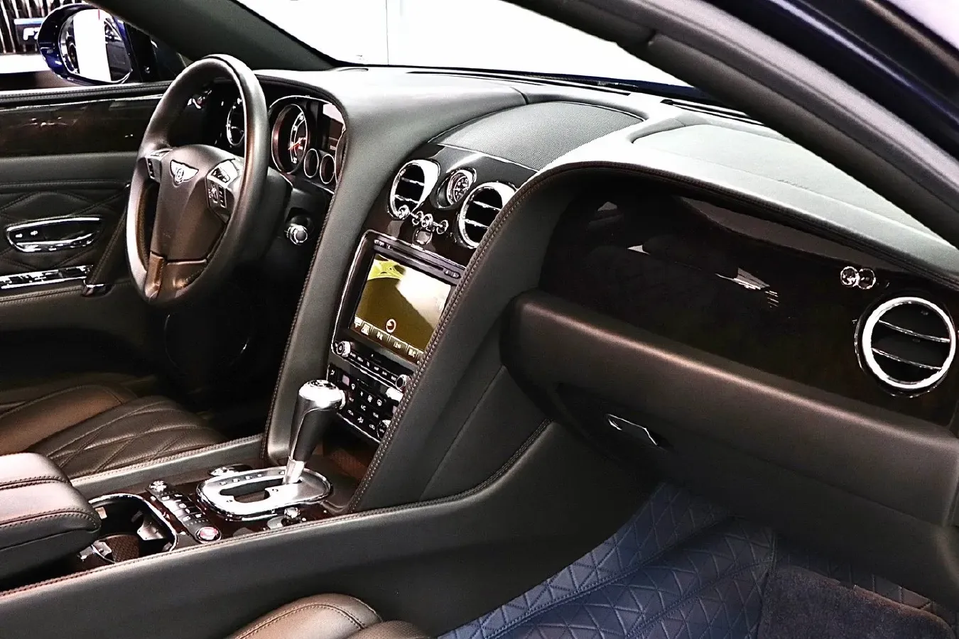 2017 Bentley Flying Spur 4.0T 507HP V8 8AT,autocango,china used car exporter,china ev exporter,chinese used car exporter,chinese used ev exporter