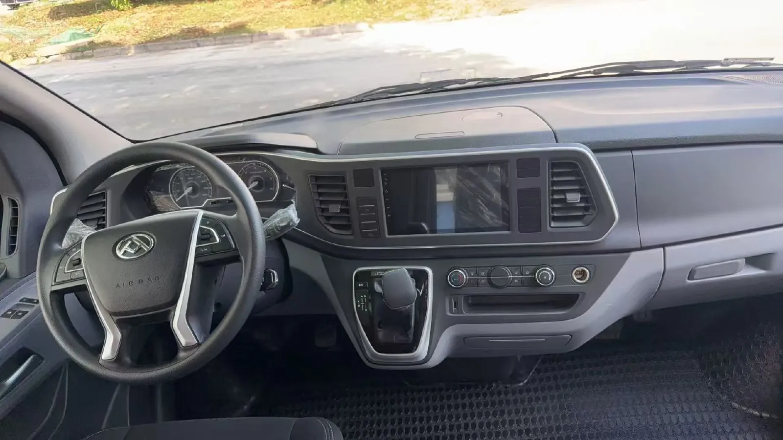 2025 MAXUS XinTu V80 2.0T 147HP L4 6MT,autocango,china used car exporter,china ev exporter,chinese used car exporter,chinese used ev exporter